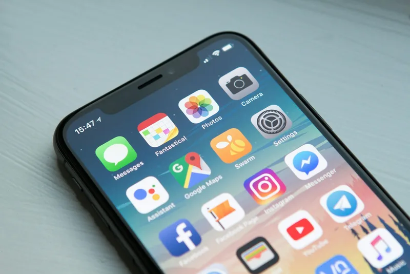 Mobile phone displaying a website with a call button